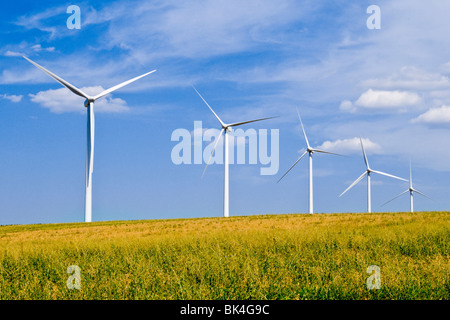 Mulini a vento che forniscono energia rinnovabile su terreni agricoli in Washington sudorientale Foto Stock