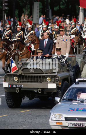 Il Presidente francese Francois Mitterrand nel giorno della Bastiglia Parade, Parigi, Francia Foto Stock