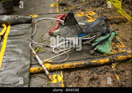 I vigili del fuoco nel processo di salvataggio cavallo bloccato nel fango profondo in zona boscosa REGNO UNITO Foto Stock