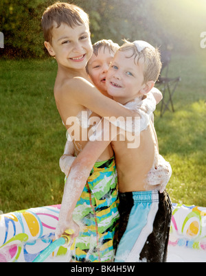 Fratelli abbracciando in piscina per bambini