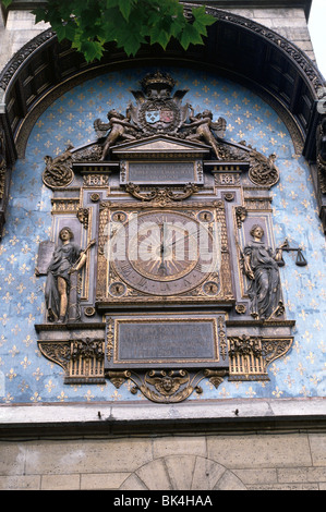 Orologio a muro sul Tour de l'Horloge del Conciergerie, Parigi Foto Stock