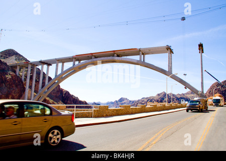 Nuovo Colorado River Bridge span attraverso canyon sottostante Hoover Diga di Boulder deserto Nevada Arizona Lago Mead autostrada costruzione costruire Foto Stock