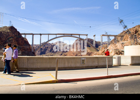 Nuovo Colorado River Bridge span attraverso canyon sottostante Hoover Diga di Boulder deserto Nevada Arizona Lago Mead autostrada costruzione costruire Foto Stock