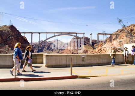 Nuovo Colorado River Bridge span attraverso canyon sottostante Hoover Diga di Boulder deserto Nevada Arizona Lago Mead autostrada costruzione costruire Foto Stock