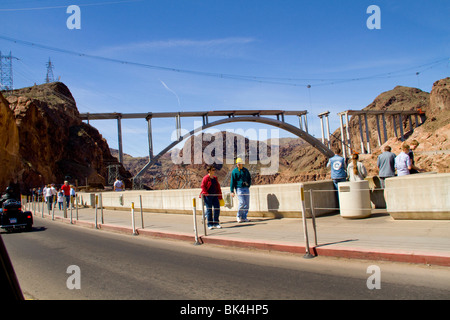 Nuovo Colorado River Bridge span attraverso canyon sottostante Hoover Diga di Boulder deserto Nevada Arizona Lago Mead autostrada costruzione costruire Foto Stock