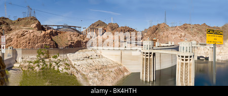 Nuovo Colorado River Bridge span attraverso canyon sottostante Hoover Diga di Boulder deserto Nevada Arizona Lago Mead autostrada costruzione costruire Foto Stock