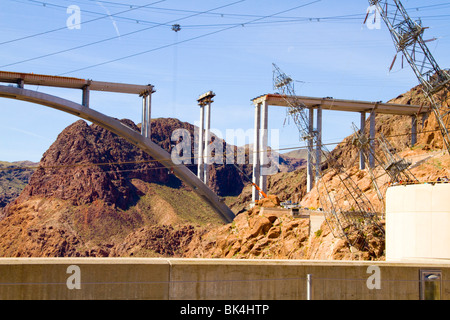 Nuovo Colorado River Bridge span attraverso canyon sottostante Hoover Diga di Boulder deserto Nevada Arizona Lago Mead autostrada costruzione costruire Foto Stock