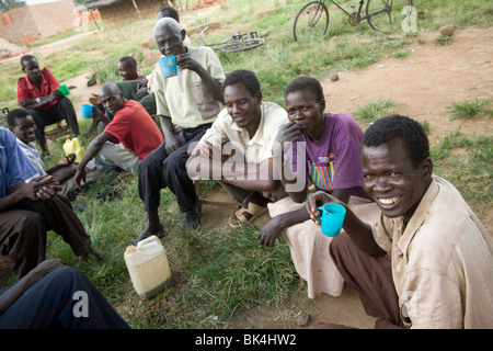 Gli abitanti di un villaggio di bere birra artigianale in Acowa Refugee Camp - Quartiere Amuria, teso sottoregione, Uganda, Africa orientale Foto Stock