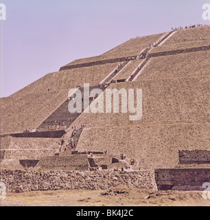 I turisti sulle scale della Piramide del Sole presso il sito storico di Teotihuacan, Messico Foto Stock