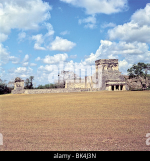 Tempio dei giaguari Chichen Itza Messico -- scala a sinistra conduce alla sommità della parete che confina con la grande palla. Foto Stock