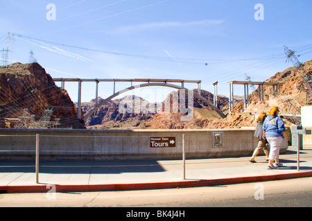 Nuovo Colorado River Bridge span attraverso canyon sottostante Hoover Diga di Boulder deserto Nevada Arizona Lago Mead autostrada costruzione costruire Foto Stock