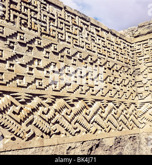 Dettaglio di un muro sulla sala delle colonne che mostrano una greca decorativa pattern muratura in pietra, Milta, Messico Foto Stock