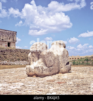 Due intitolata jaguar scultura anteriore del Palazzo del Governatore, forse utilizzato come trono. Tardo Classico Sito maya di Uxmal Yucatan Messico Foto Stock