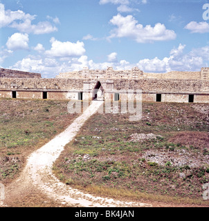 Ingresso e pareti del Convento delle Monache del quadrangolo di Uxmal, Messico Foto Stock