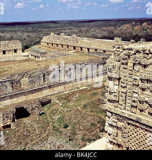 Convento del quadrangolo visto dalla parte superiore della piramide del mago a tardo classico sito maya di Uxmal in stato dello Yucatan Messico Foto Stock