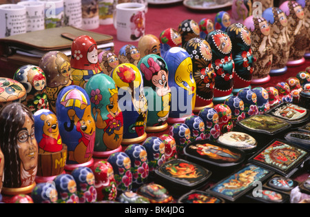 Matrioska bambole, noto anche come russo bambola nidificati, in vendita su un mercato delle pulci vicino alla Cattedrale Alexander Nevsky a Sofia, Bulgaria Foto Stock