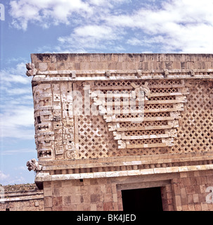Dettagli architettonici e sculture in rilievo raffiguranti le maschere del dio della pioggia Chaac sulle pareti del Convento delle Monache del quadrangolo di Uxmal in Messico Foto Stock