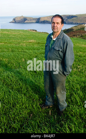 Agricoltore biologico e attivista GM Gerald miglia sulla sua fattoria vicino a St Davids sul Il Pembrokeshire Coast West Wales UK Foto Stock