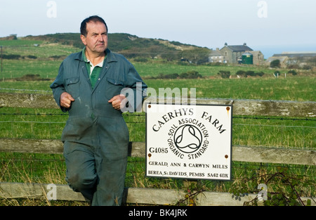 Agricoltore biologico e attivista GM Gerald miglia sulla sua fattoria vicino a St Davids sul Il Pembrokeshire Coast West Wales UK Foto Stock