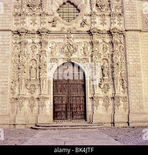 Porta alla chiesa di San Francesco Saverio di Tepotzotlan, Messico Foto Stock