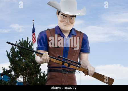 Rockvale, Montana. Un gigante di 20ft Muffler Man alias Big Jim Bridger, toting un fucile con ambito di applicazione, nella parte anteriore del Fort Rockvale Casino. Foto Stock