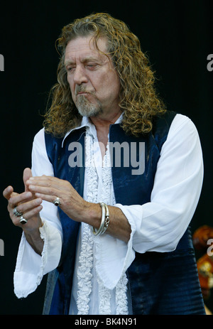 Robert Plant esegue durante un concerto. Foto Stock