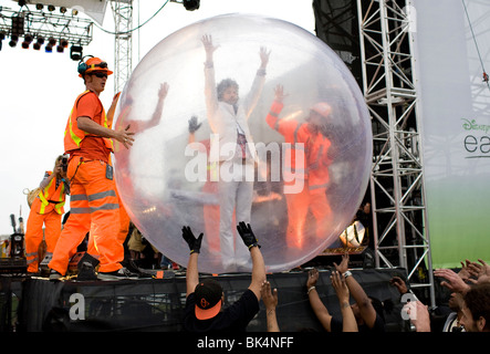 Wayne Coyne dei Flaming Lips esegue durante un concerto. Foto Stock