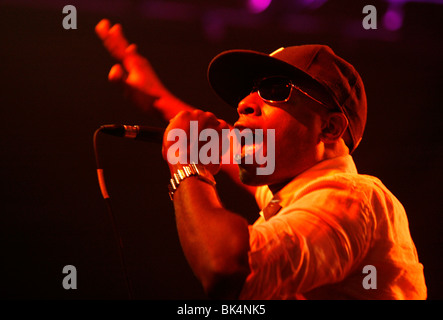 Talib Kwali esegue durante un concerto. Foto Stock