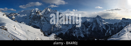 Immagine panoramica della Marmolada nelle Dolomiti le montagne in inverno, Italia, con il Ciampac ski area e Passo Fedaia, Lago di Fedaia Foto Stock