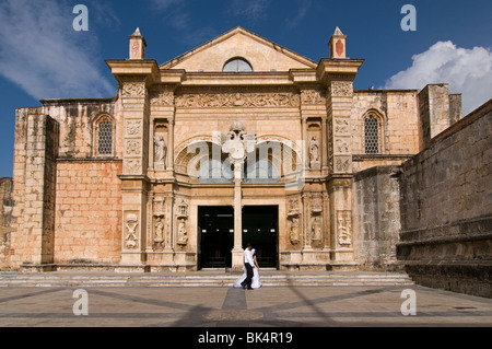 Una sposa e uno sposo alla Basilica Cattedrale di Santa Maria la Menor ( Catedral Primada de America ) A Santo Domingo Repubblica Dominicana Foto Stock