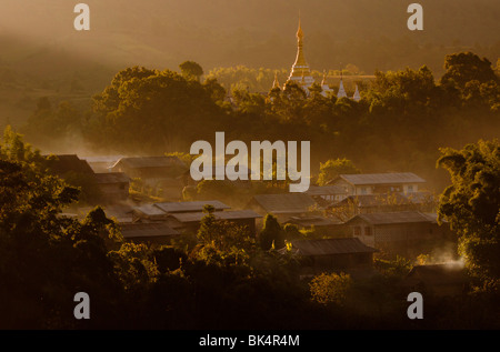 Villaggio di montagna vicino a Kalaw, Stato Shan, Myanmar presso sunrise con pagoda dorata Foto Stock
