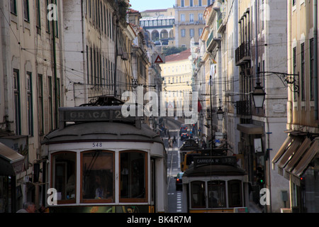 La vivace scena di strada nel quartiere Baixa Chiado street di Lisbona Foto Stock