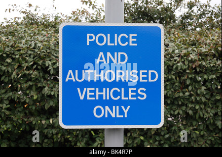 "La polizia e i veicoli autorizzati solo segno accanto a un parcheggio speciale bay, Heathrow, REGNO UNITO Foto Stock