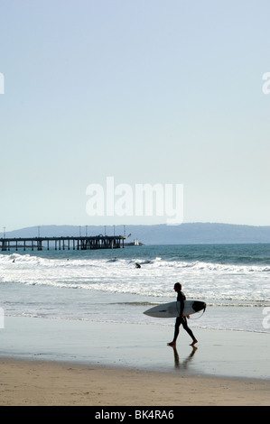 Surfers e Venice Pier a Venice Beach, CA., USA Foto Stock