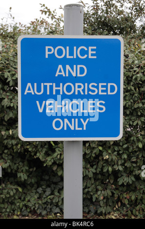 "La polizia e i veicoli autorizzati solo'sign accanto a un parcheggio speciale bay, Heathrow, REGNO UNITO Foto Stock