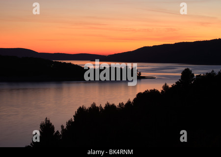 Il tramonto sopra il Sainte Croix lago del Verdon parco nazionale Foto Stock