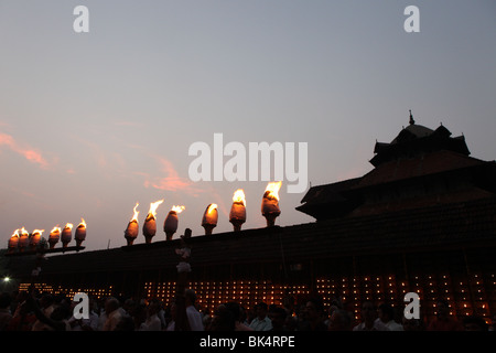 Pooram peruvanam,un annuale festival tempio vicino a thrissur,kerala,famoso per la processione di elefanti e chenda melam o drum orchestra,panchari melam Foto Stock