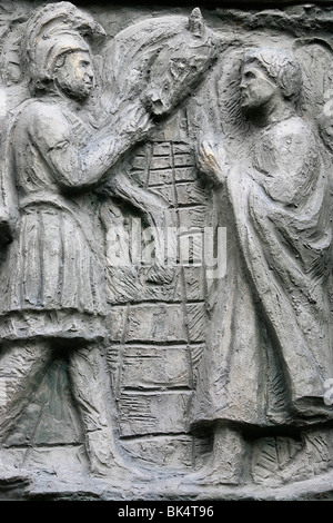 La scultura raffigurante un miracolo sulla Cattedrale di Notre Dame porta, Saint-Pierre de la chiesa di Montmartre, Parigi, Francia, Europa Foto Stock