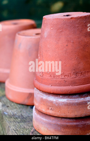 Cotto antico fioriere impilati Foto Stock