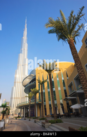 Il Burj Khalifa, precedentemente noto come il Burj Dubai Dubai (torre), la torre più alto del mondo a 818m, in primo piano è il centro commerciale di Dubai Foto Stock