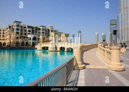 Il Souk Al Bahar e Burj Khalifa, precedentemente noto come il Burj Dubai, Downtown Burj Dubai, Dubai, Emirati Arabi Uniti, Medio Oriente Foto Stock