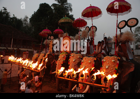 Pooram peruvanam,un annuale festival tempio vicino a thrissur,kerala,famoso per la processione di elefanti e chenda melam o drum orchestra,panchari melam Foto Stock