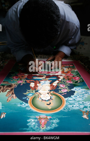 Verniciatura di un thangka raffiguranti Tara Bianca dea, simbolo buddista di lunga vita, Bhaktapur, Nepal, Asia Foto Stock