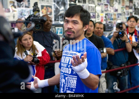 Manny Pacquiao indossa i colloqui ai giornalisti presso la Wild Card palestra al Media Day, Marzo 2010 Foto Stock