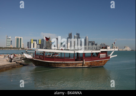 Tourist dhow ancorato alla Corniche a Doha, in Qatar Foto Stock