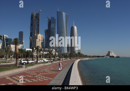 Vista dalla Corniche del grattacielo skyline, WestBay District a Doha, in Qatar. Foto Stock