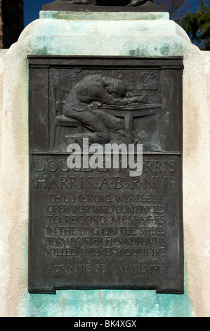 Placca su Douglas Henry Morris Harris Memorial nella Basilica di San Pietro Giardini Wolverhampton West Midlands England Regno Unito Foto Stock