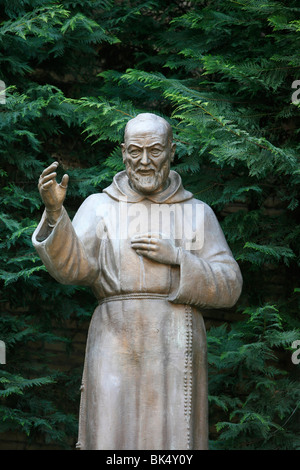 Padre Pio scultura in un parco romano, Roma, Lazio, l'Italia, Europa Foto Stock