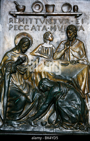 La scultura di Gesù, Simone il fariseo e il peccatore che Gesù lava i piedi, Basilica di San Pietro, Vaticano, Italia Foto Stock