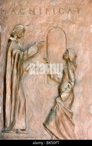 La scultura raffigurante la Visitazione di Maria ed Elisabetta sulla porta della Basilica dell'Annunciazione, Nazaret, Galilea, Israele Foto Stock